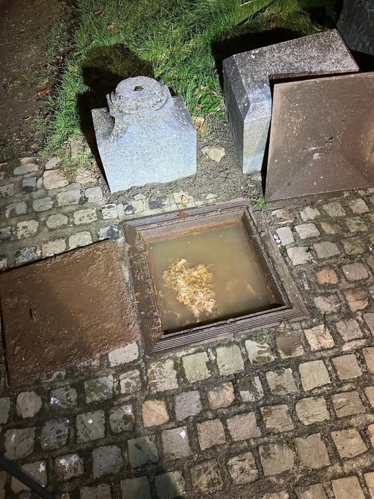 Chambre de visite bloquee calcaire